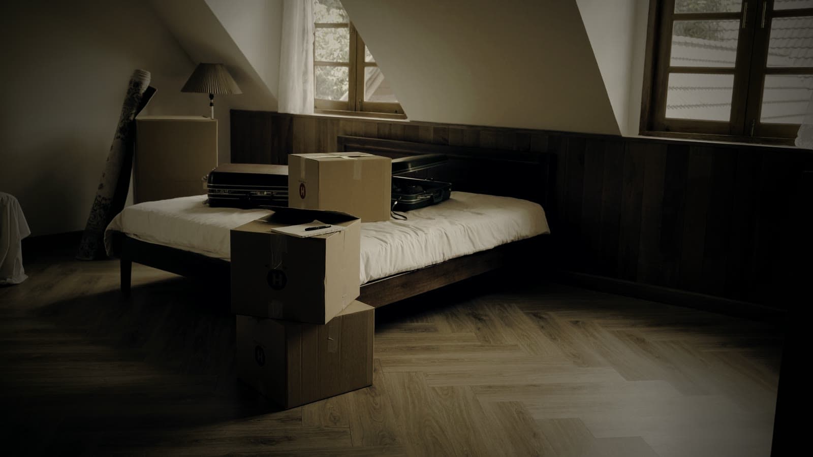 Kartons und Möbel in einem Zimmer, bereit zur Abholung