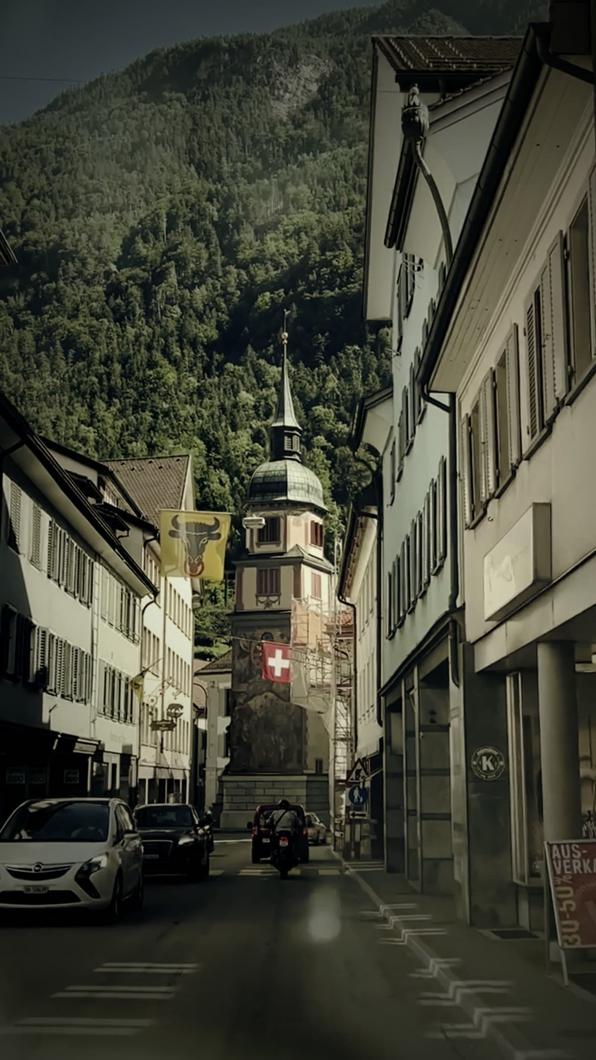 Schweizer Altstadtgasse mit Wohnhäusern